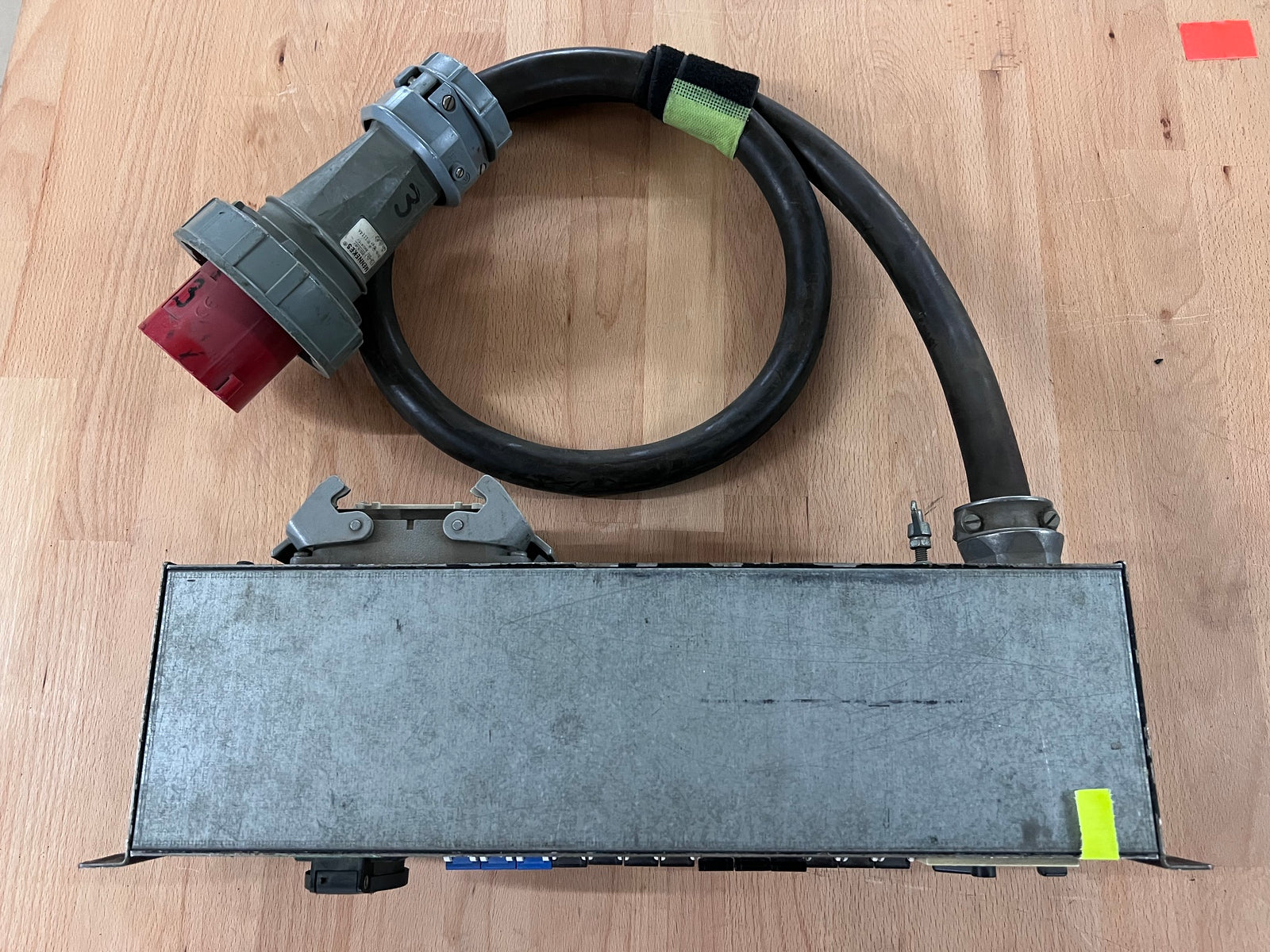 Distro 63-3 Phasen Eingang, 12 x 16 A Leistungsschalter Ausgang und 2 Harting Ausgang