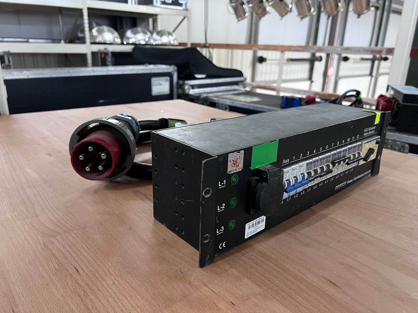 Distro 63-3 phases en 12 x 16A Disjoncteurs en sortie et 2 Harting en sortie