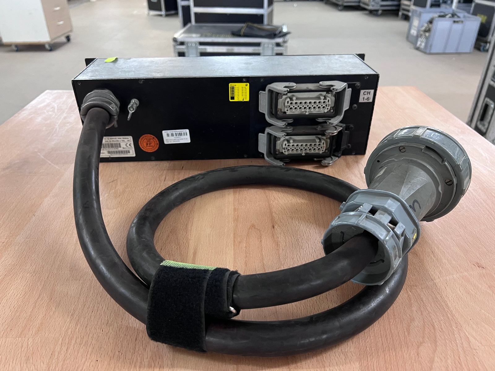 Distro 63-3 Phasen Eingang, 12 x 16 A Leistungsschalter Ausgang und 2 Harting Ausgang